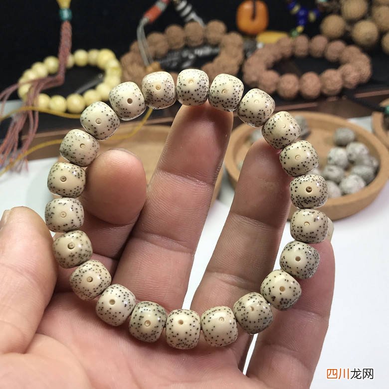 文玩手串到底是“素串”好还是“搭配”棒？了解这3点后豁然开朗
