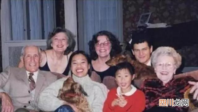 1994年美国妇女收养一中国弃婴，24年后哈佛毕业，回国寻亲生父母