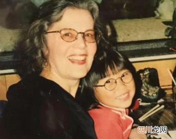 1994年美国妇女收养一中国弃婴，24年后哈佛毕业，回国寻亲生父母