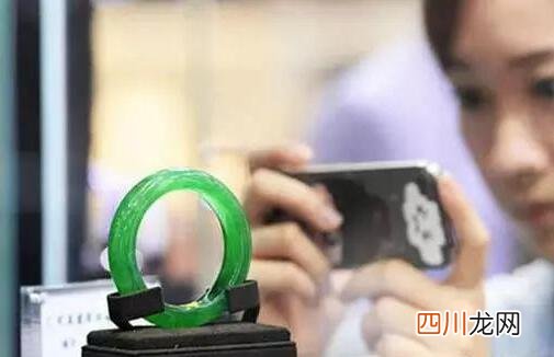 欣赏一下2亿元以上翡翠手镯图片，难道翡翠的价格是颜色决定的吗？