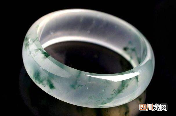 欣赏一下2亿元以上翡翠手镯图片，难道翡翠的价格是颜色决定的吗？