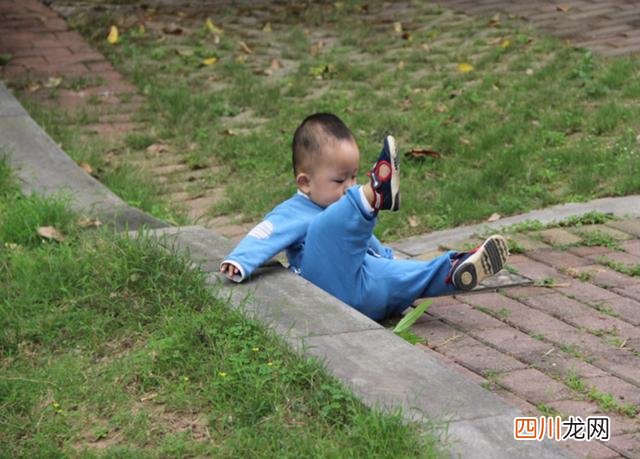 抱着婴儿不小心摔倒了 宝宝不小心摔伤，妈妈的第1个动作不是抱起来，而是这样做