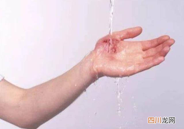 抱着婴儿不小心摔倒了 宝宝不小心摔伤，妈妈的第1个动作不是抱起来，而是这样做