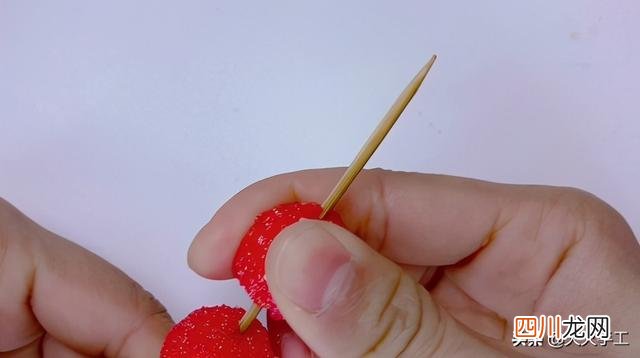 儿时的冰糖葫芦，我们用水果网来做一串，回味一下这中国传统小吃