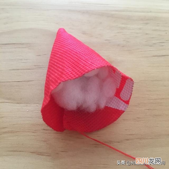 无纺布袋的利用变废为宝 废物利用：将无纺布袋做成小胡萝卜，给小朋友过家家
