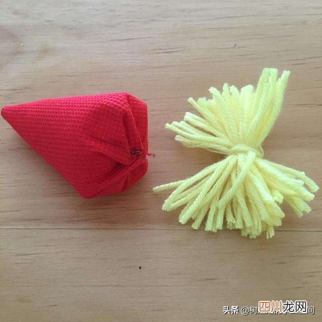 无纺布袋的利用变废为宝 废物利用：将无纺布袋做成小胡萝卜，给小朋友过家家