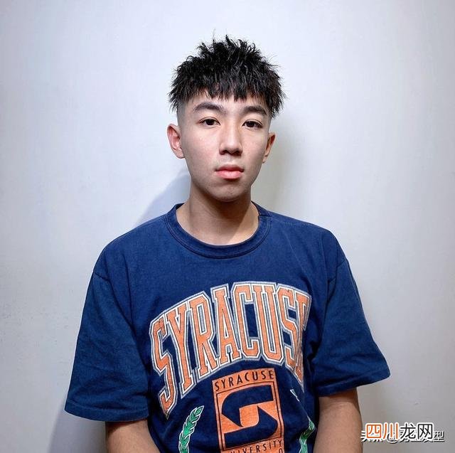 男生去理发店说剪什么发型 进入理发店，男人不要随便乱剪，留这6款发型才更时髦帅气