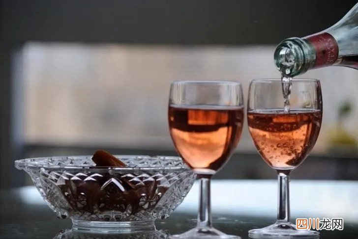 喝红酒时如何倒酒才正确？ 怎样倒红酒