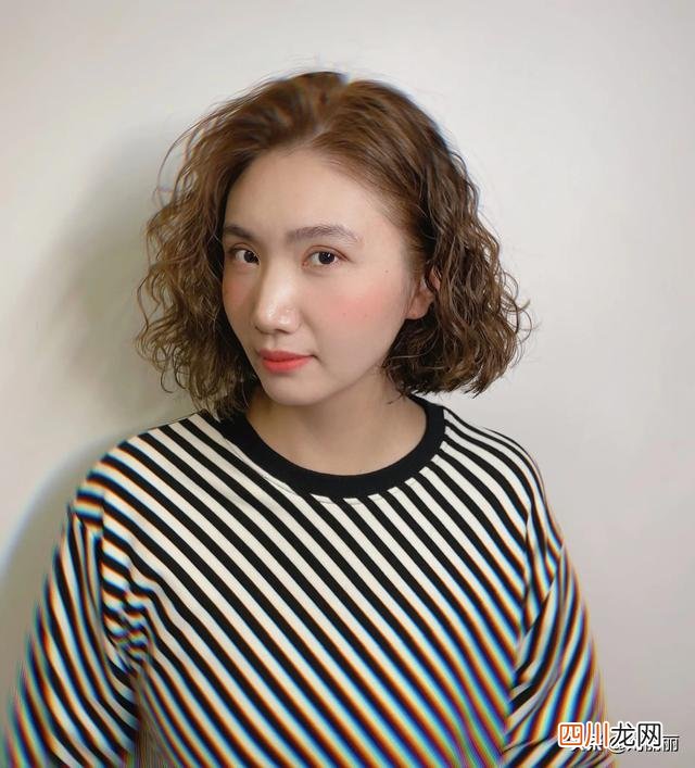 奔五奔六的女性,发型这样烫,真洋气 奔四奔五的女性，发型别乱整，剪短发烫烫就对了