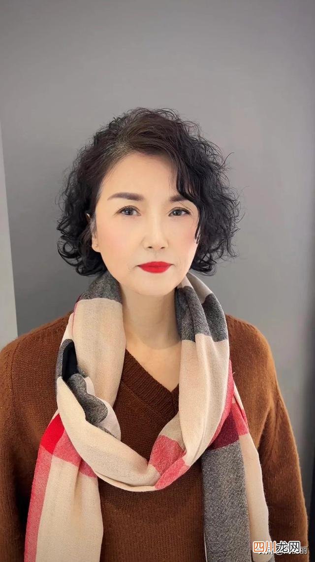 奔五奔六的女性,发型这样烫,真洋气 奔四奔五的女性，发型别乱整，剪短发烫烫就对了