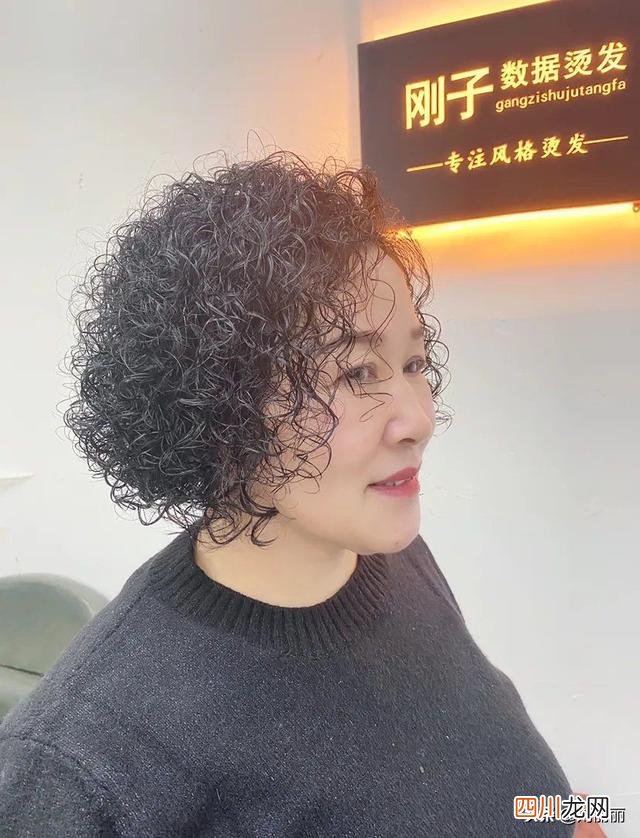 奔五奔六的女性,发型这样烫,真洋气 奔四奔五的女性，发型别乱整，剪短发烫烫就对了