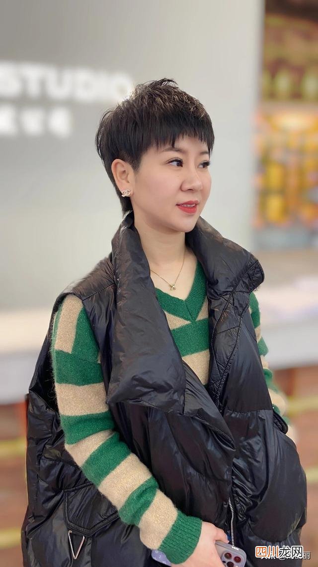 奔五奔六的女性,发型这样烫,真洋气 奔四奔五的女性，发型别乱整，剪短发烫烫就对了