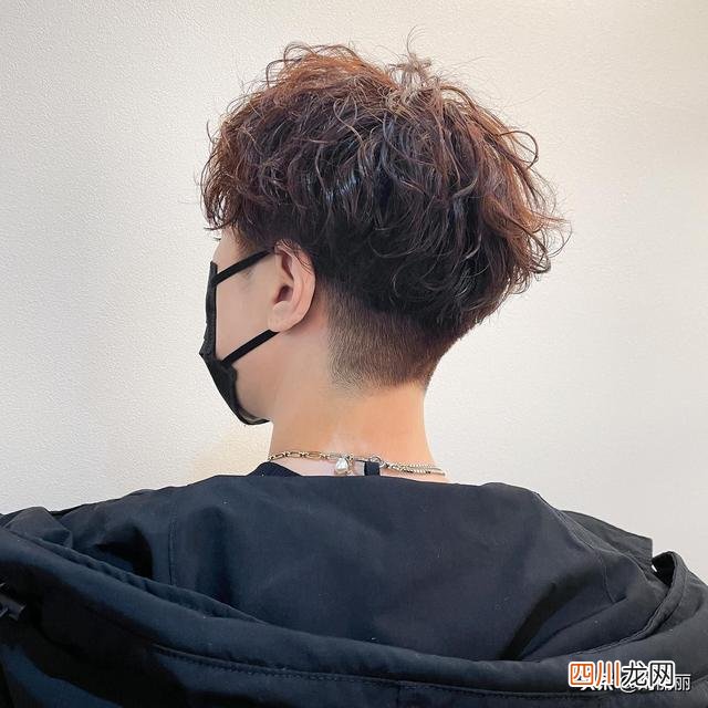 奔五奔六的女性,发型这样烫,真洋气 奔四奔五的女性，发型别乱整，剪短发烫烫就对了