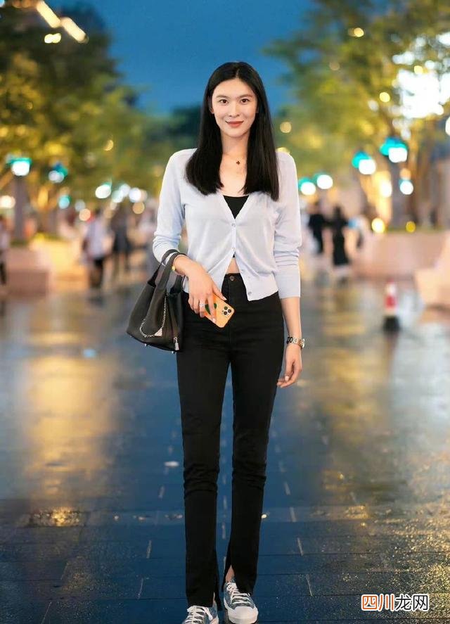 针织衫不一定要配牛仔裤！搭配这2种裤子和裙子，穿起来更加时髦