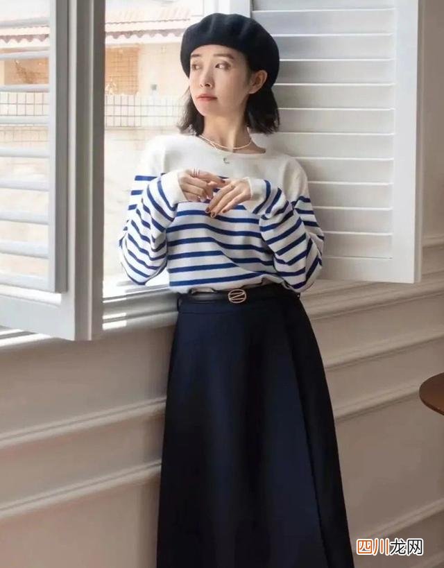 针织衫不一定要配牛仔裤！搭配这2种裤子和裙子，穿起来更加时髦