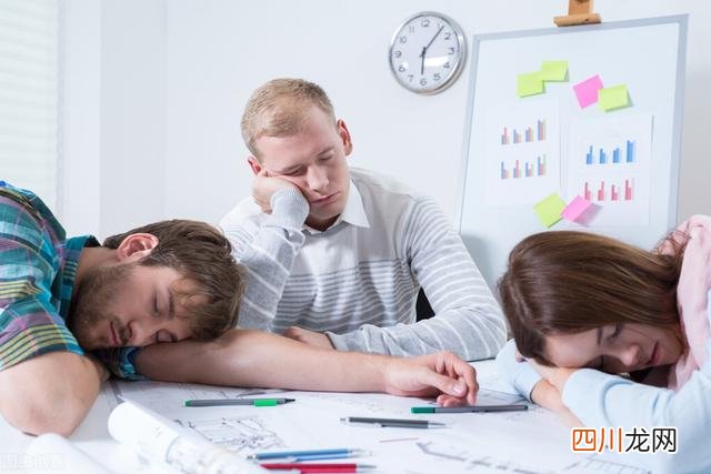 那些对工作不怎么上心的人真的傻吗：错！职场闲人，私底下很努力