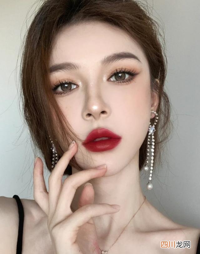 mac粉底液和dw粉底液哪个好用 大牌粉底液优缺点：YSL遮瑕好，MAC性价高，DW持妆易卡粉