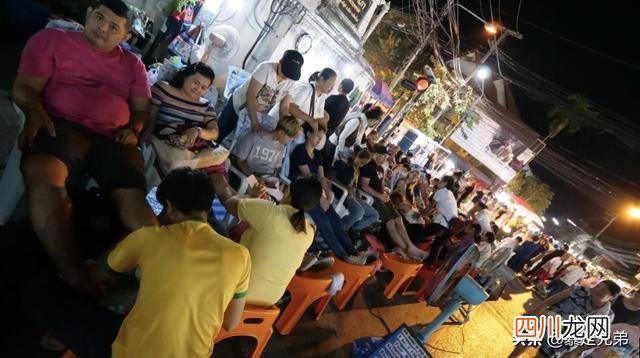 清迈周日夜市 一次性徒步逛完亚洲第一大夜市？体验泰国清迈的夜生活
