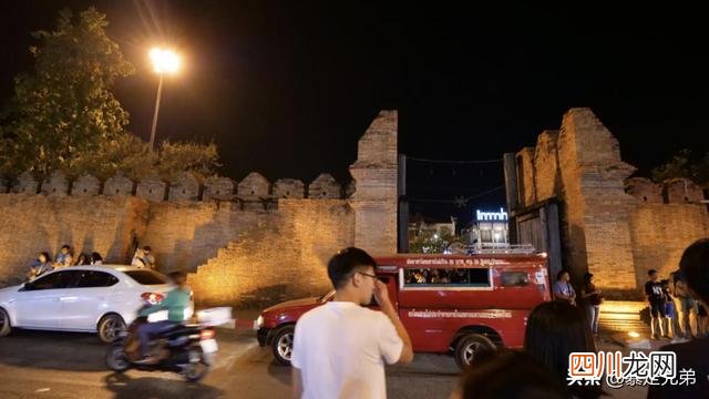 清迈周日夜市 一次性徒步逛完亚洲第一大夜市？体验泰国清迈的夜生活