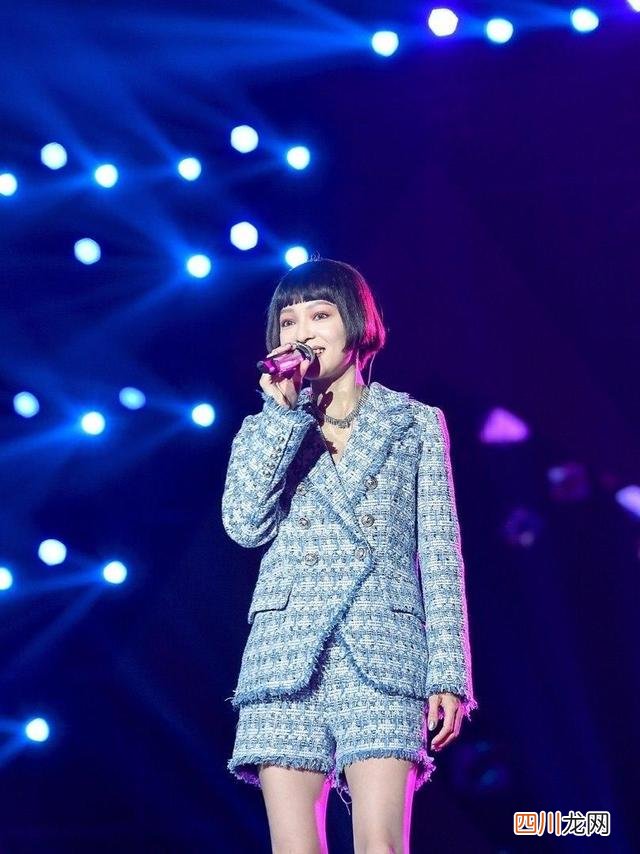 初春火了一种西装，叫张韶涵的“黑西装”，一身黑搭配美出新高度