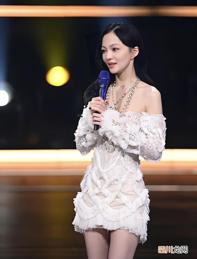 初春火了一种西装，叫张韶涵的“黑西装”，一身黑搭配美出新高度