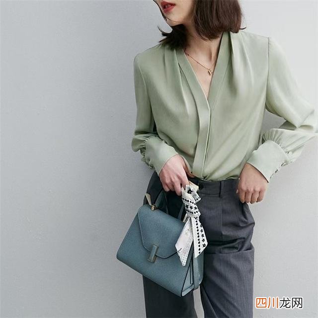 女人到了四十岁穿绿色好看 无“绿”不是春天！40+的女人这样穿，显白显美还减龄