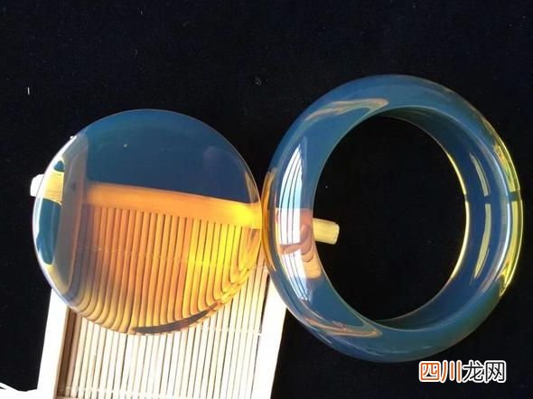 今天有人问我蜜蜡琥珀是一家么？为啥蜜蜡要比琥珀贵？