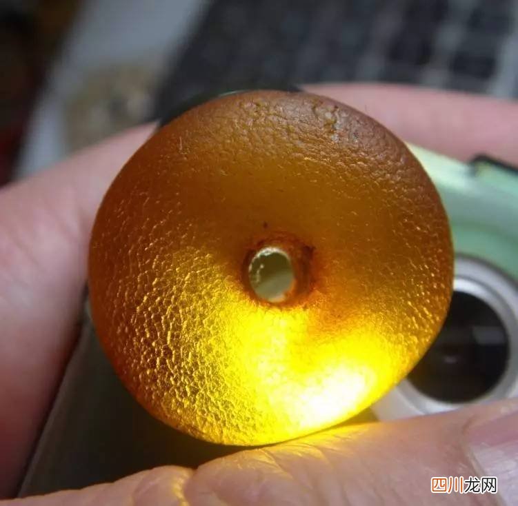 老蜜蜡的功效与作用有哪些？老蜜蜡多少钱一克？老蜜蜡开片的全解析