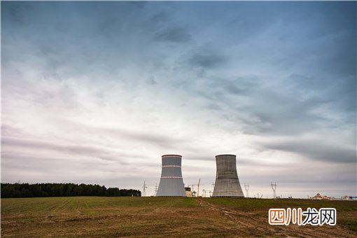 中国西部地区建成的第一座核电站位于哪里？具体在哪个村？附详情