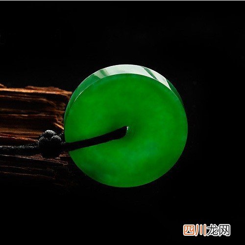 如何通过观察翡翠颜色评判翡翠价格?