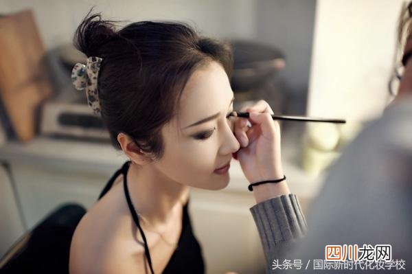 最详细的画眼影图片步骤 怎么画眼影显得眼镜大