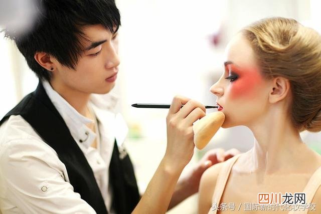 最详细的画眼影图片步骤 怎么画眼影显得眼镜大