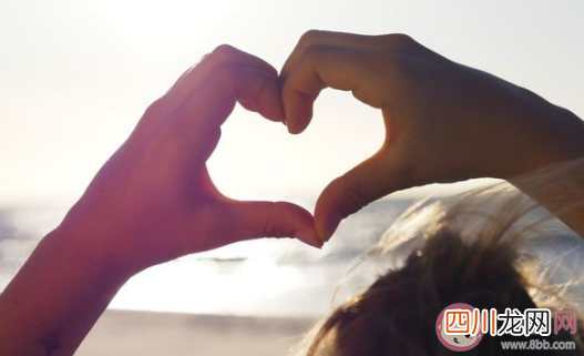 爱一个人会不断示弱什么意思 爱情里不断示弱的表现