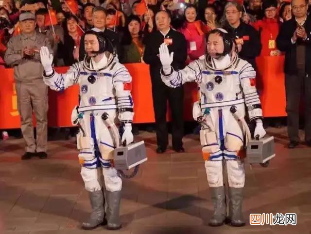 宇航员拎着上天的小箱子是干嘛的？网友们的猜测笑抽了