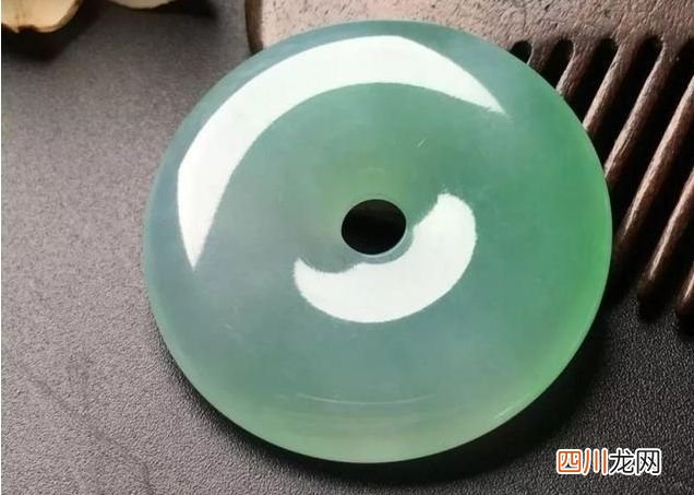 翡翠的假冒手段，这些绿色的玉石并不是翡翠，千万不要被蒙骗