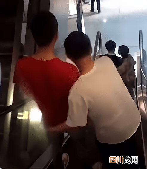 丝毫不受孙一宁影响？王思聪舔狗事件后首次现身，与朋友亲密拥抱