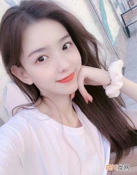 丝毫不受孙一宁影响？王思聪舔狗事件后首次现身，与朋友亲密拥抱