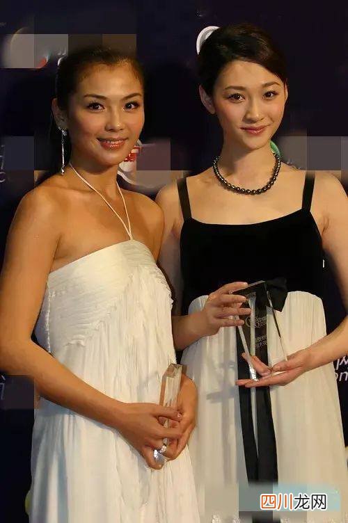 美人相遇必有一输，娱乐圈大的反差，都在女明星的合照里