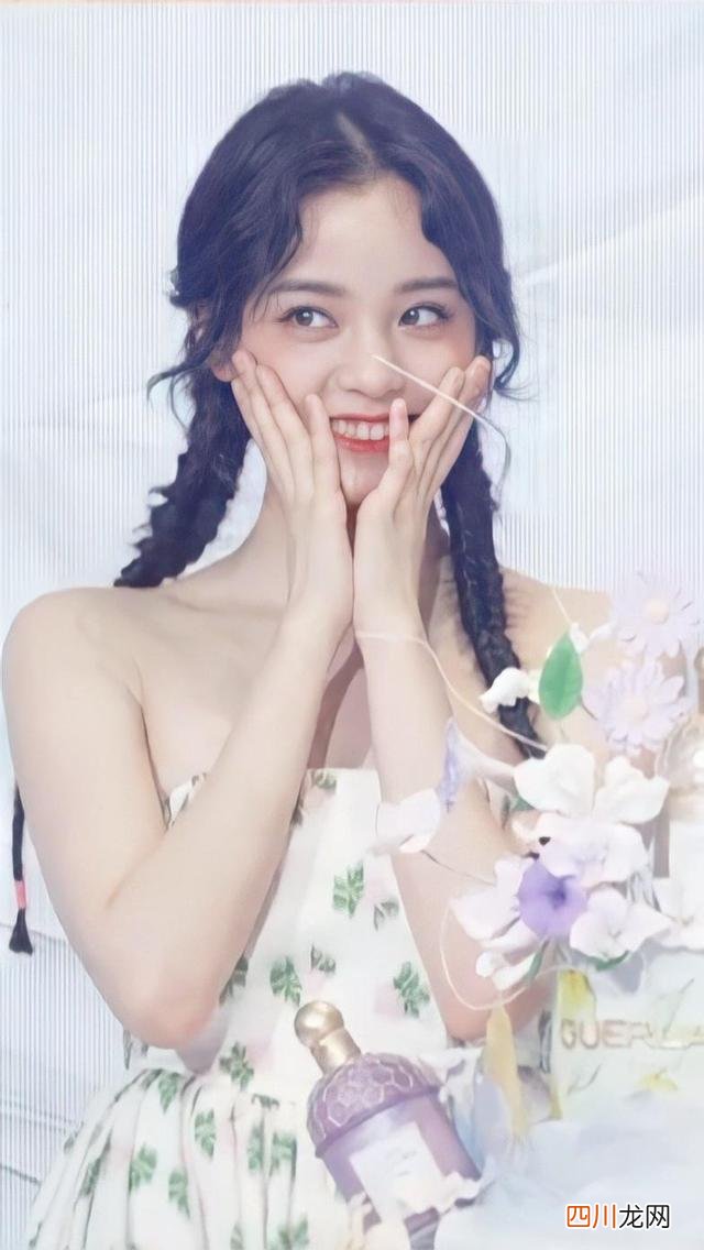 欧阳娜娜碎花抹胸裙穿成孕妇装，这身材是要跟杨天真靠拢？