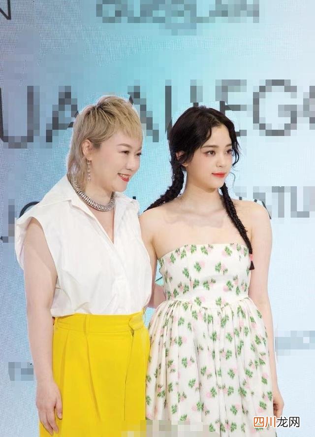 欧阳娜娜碎花抹胸裙穿成孕妇装，这身材是要跟杨天真靠拢？