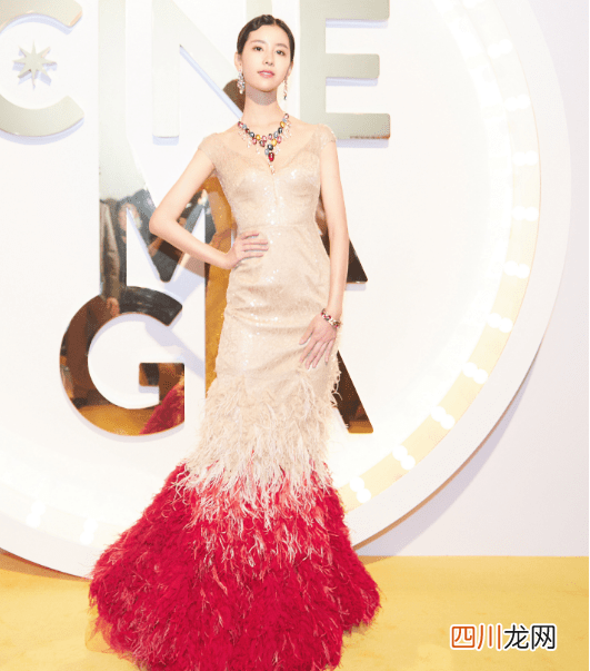 蒋勤勤裙子还是P个图吧，挖空成“莲藕”状挺大胆，但线条更美了