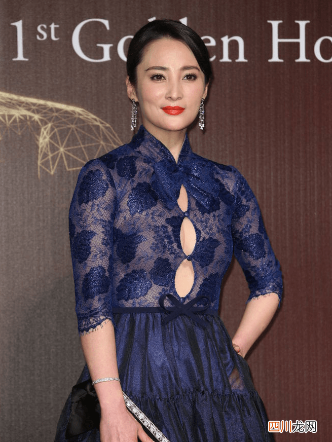 蒋勤勤裙子还是P个图吧，挖空成“莲藕”状挺大胆，但线条更美了