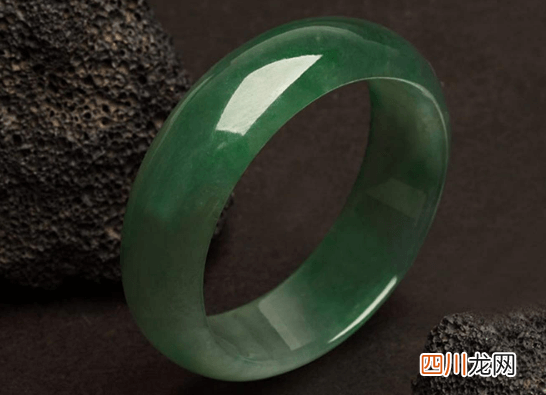 油青翡翠的功效与作用是什么？如何挑选油青翡翠？