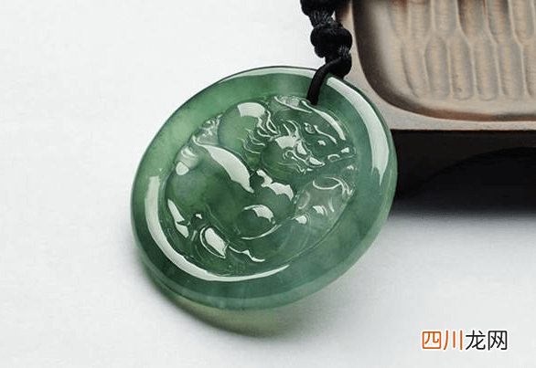 油青翡翠的功效与作用是什么？如何挑选油青翡翠？