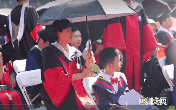 武大博士妈妈带儿子参加毕业典礼 网友直呼：画面太温馨