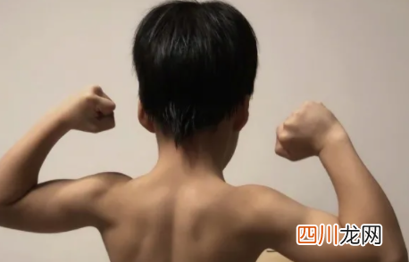 吴京儿子手臂线条是怎样的 孩子从小锻炼的好处