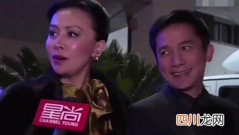 社恐遇到社交达人！刘嘉玲拉梁朝伟走T台 一个舒展大方一个害羞低头