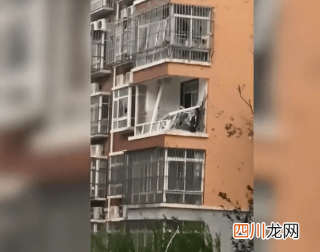 山东莘县现龙卷风 多辆汽车被掀翻 现场视频画面曝光