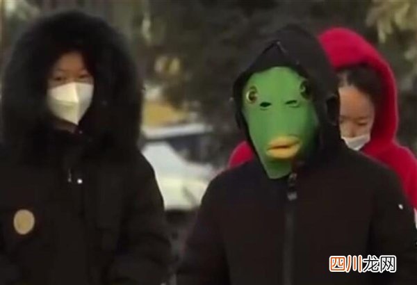 央视新闻里戴绿鱼头套男孩再发声：网友全是黑我的 说我蹭热度