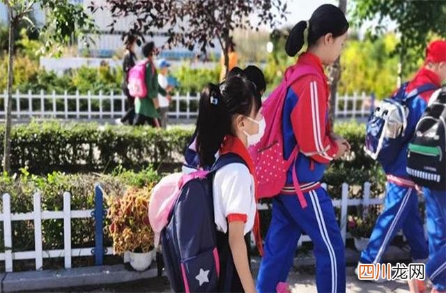 开学天班级大型补作业现场：老师前排查、学生后排补